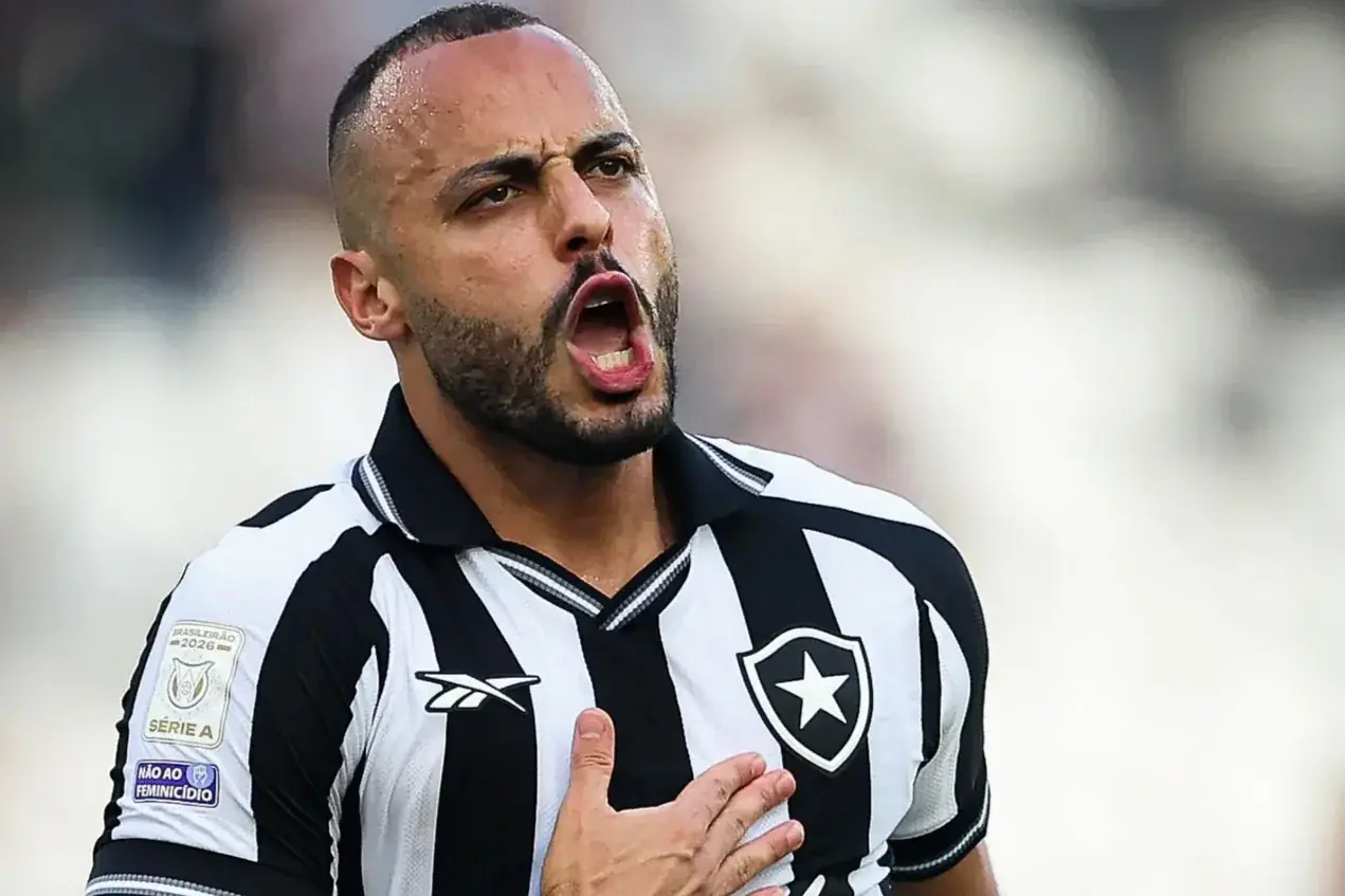 Botafogo goleia Corinthians com hat-trick de Arthur Cabral e manda rival à zona de rebaixamento no Brasileirão