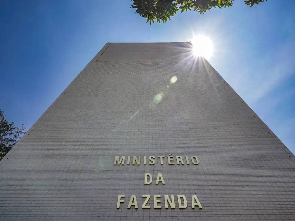 Inflação deve bater no teto da meta em 2026, prevê Fazenda; Irã pressiona petróleo
